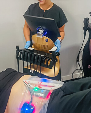 Cristina Thomas, APRN Nurse Practitioner at Revel22 Wellness, shares a light-hearted moment with a patient during a fat burning session.